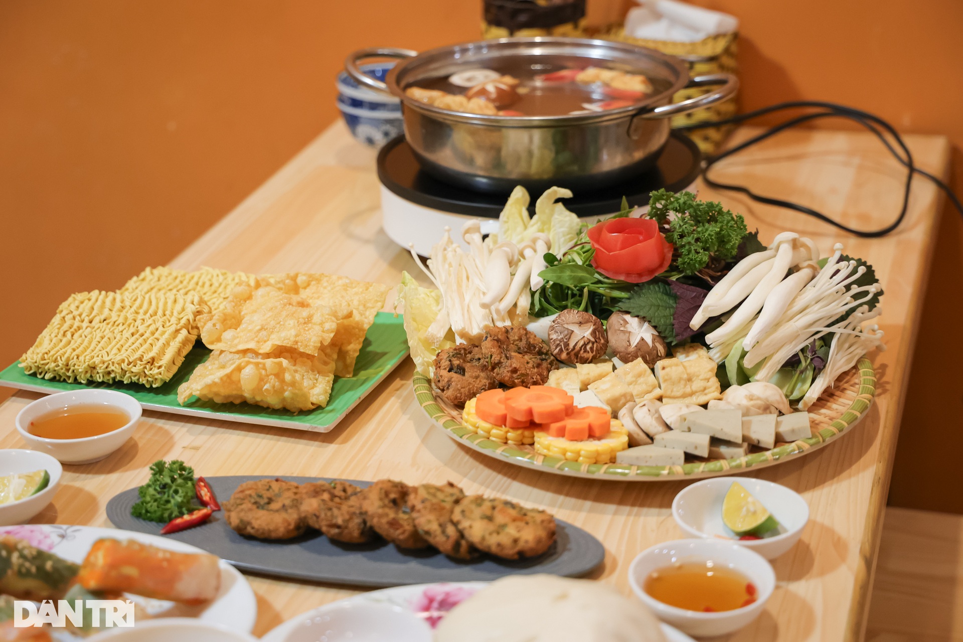 Khách Tây mê món chay Việt, không ngại vượt ngõ hẹp để thưởng thức - 3 Khách Tây mê món chay Việt, không ngại vượt ngõ hẹp để thưởng thức - 3