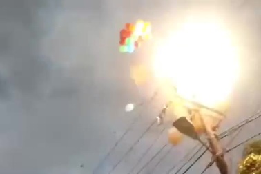 Bóng bay phát nổ như bom khi đụng trúng đường dây điện