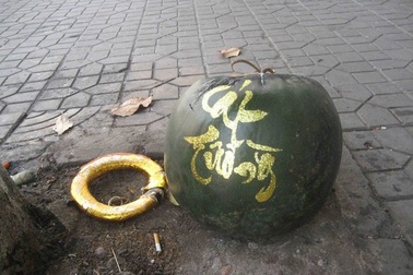 Sau Tết, dưa hấu “khủng” bị vứt ra đường 