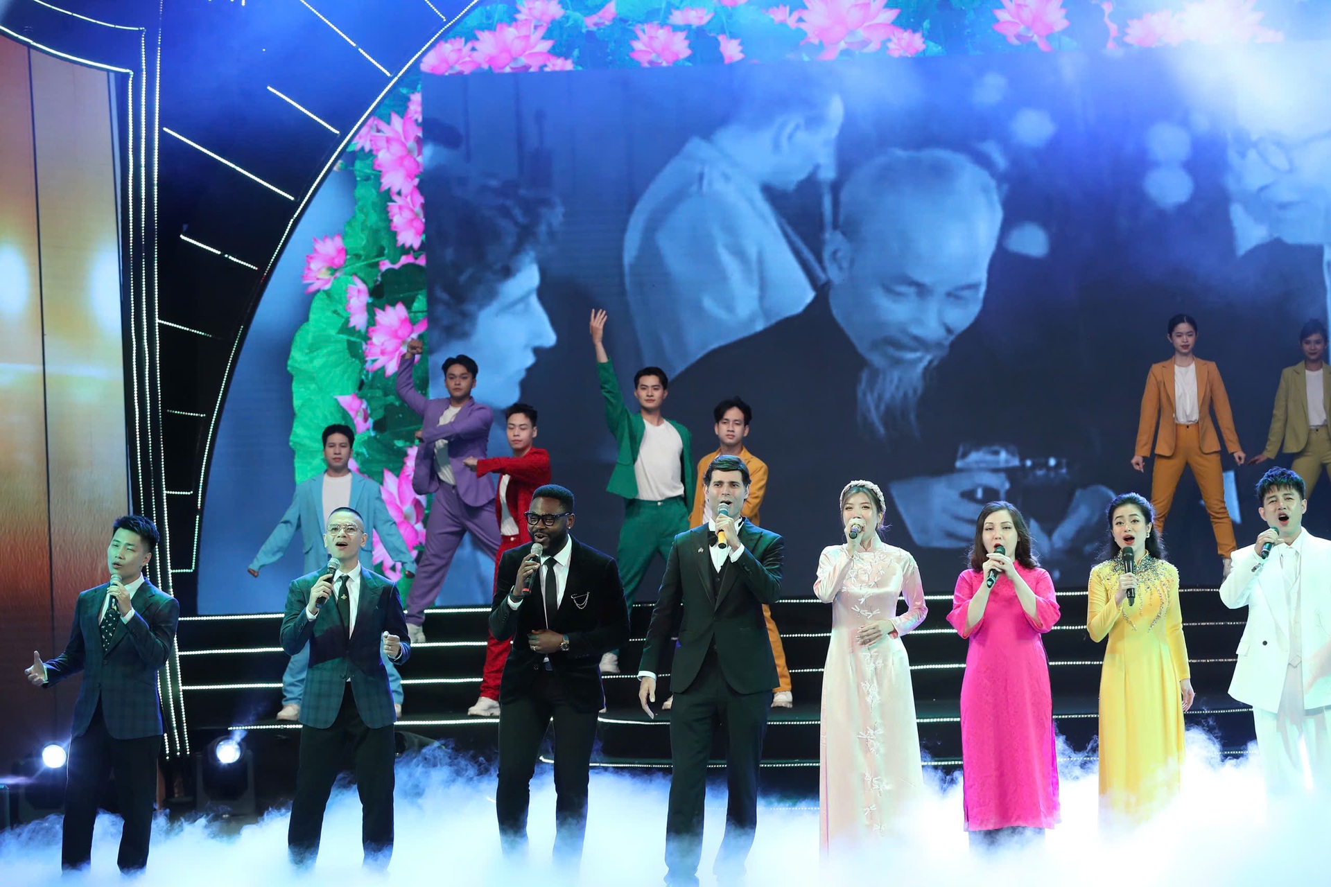 Xúc động chương trình nghệ thuật Quà tháng 5 dâng Người - 7 Xúc động chương trình nghệ thuật Quà tháng 5 dâng Người - 7