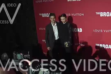 Bà bầu Miranda Kerr dự tiệc cùng chồng