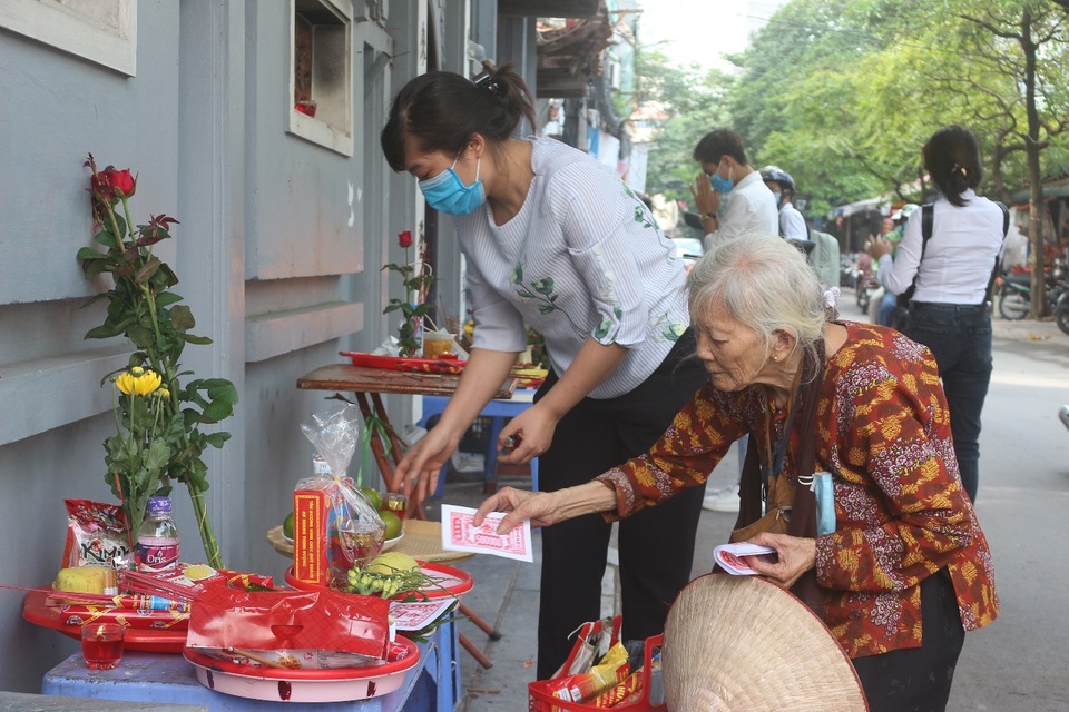 Đền chùa đóng cửa, người dân đứng vái vọng từ xa ngày mùng 1 âm lịch - 3 Đền chùa đóng cửa, người dân đứng vái vọng từ xa ngày mùng 1 âm lịch - 3