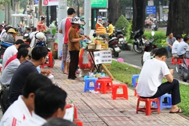 Khai thác vỉa hè có thể mang về cả trăm tỷ đồng mỗi tháng?