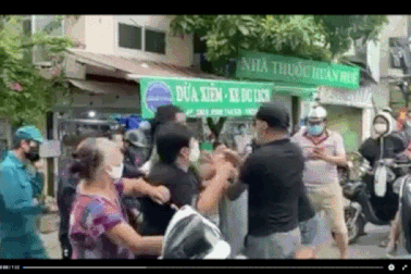 Phạt kịch khung cặp vợ chồng "làm loạn" chốt kiểm dịch ở Hà Nội