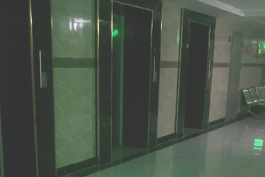 Mất điện diện rộng, dân chung cư ở Hà Nội nháo nhào leo cầu thang bộ