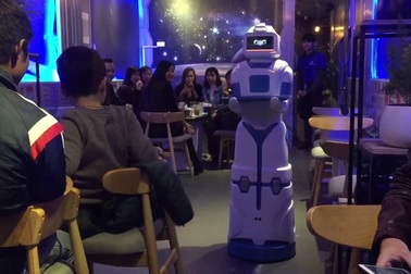 Robot thay thế con người, nghề bồi bàn liệu đang dần biến mất?