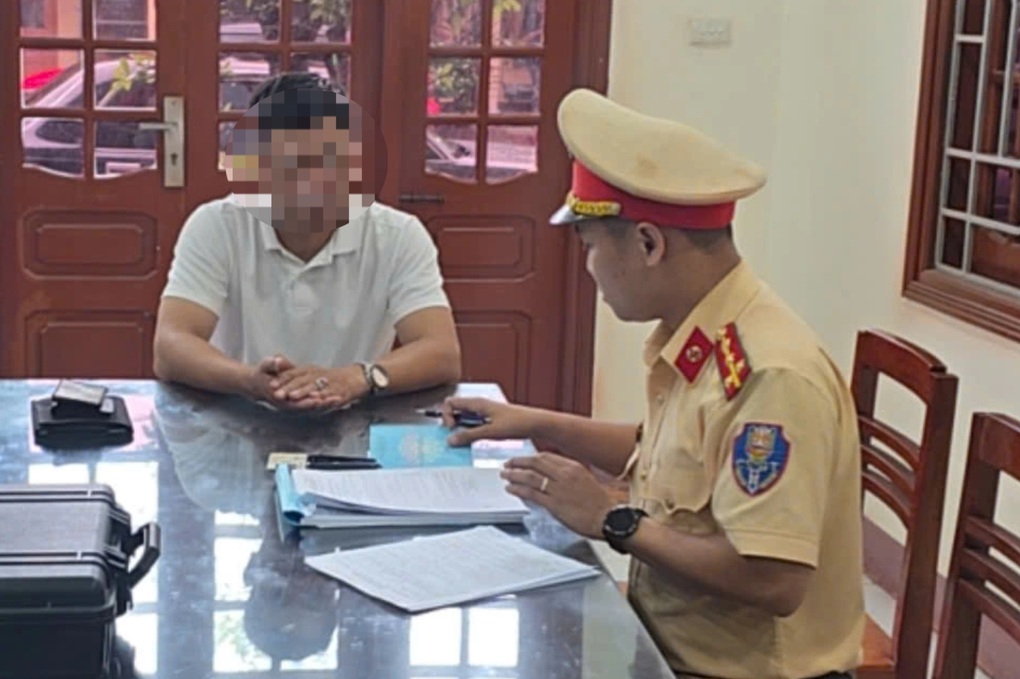 Xử phạt tài xế lùi ô tô trên cao tốc Hà Nội - Thái Nguyên - 1 Xử phạt tài xế lùi ô tô trên cao tốc Hà Nội - Thái Nguyên - 1
