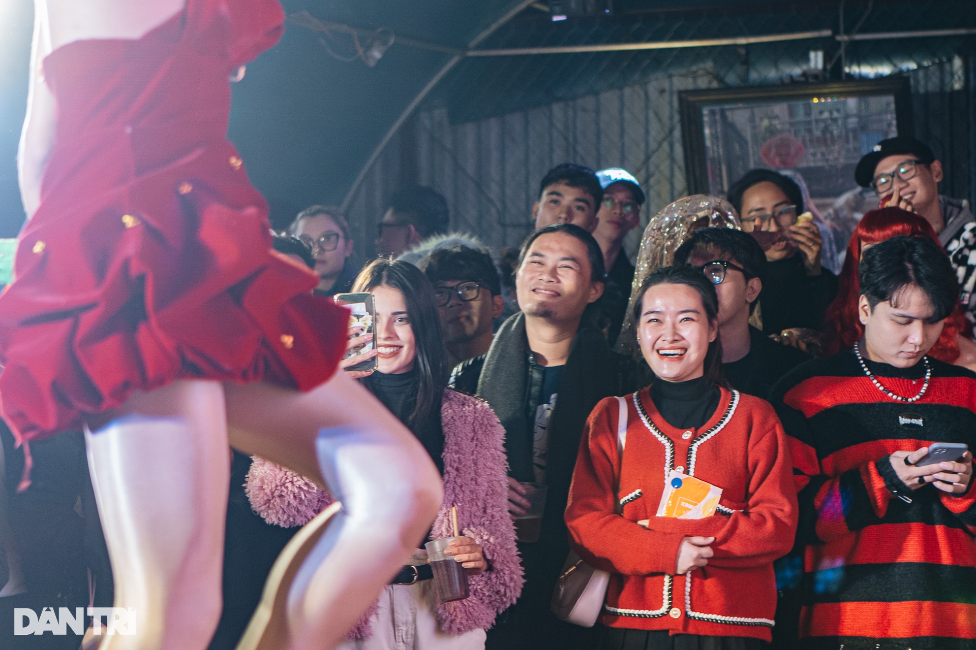 Chuyện về những chàng trai ở Hà Nội mặc váy, trang điểm đi diễn lúc nửa đêm - 15 Chuyện về những chàng trai ở Hà Nội mặc váy, trang điểm đi diễn lúc nửa đêm - 15
