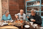 Bức ảnh bữa cơm gia đình của tỷ phú Jensen Huang khiến nhiều người suy ngẫm