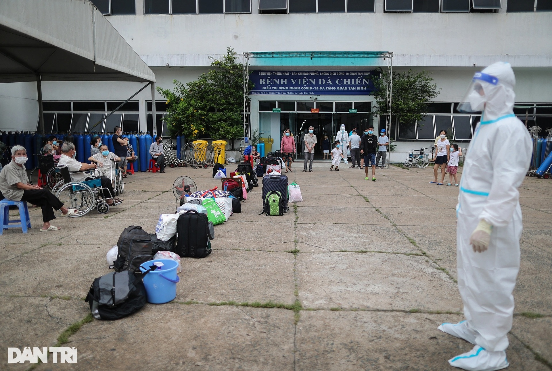 Bệnh viện dã chiến TPHCM quá tải, bệnh nhân phải nằm ghế bố khắp hành lang - 15