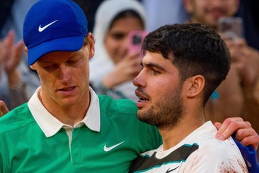 Sinner thua 5 trận liên tiếp trước Alcaraz, Djokovic vươn lên số 5 thế giới