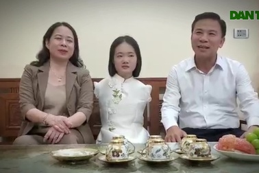 Niềm vui bất ngờ với cô giáo không tay trong ngày khai giảng