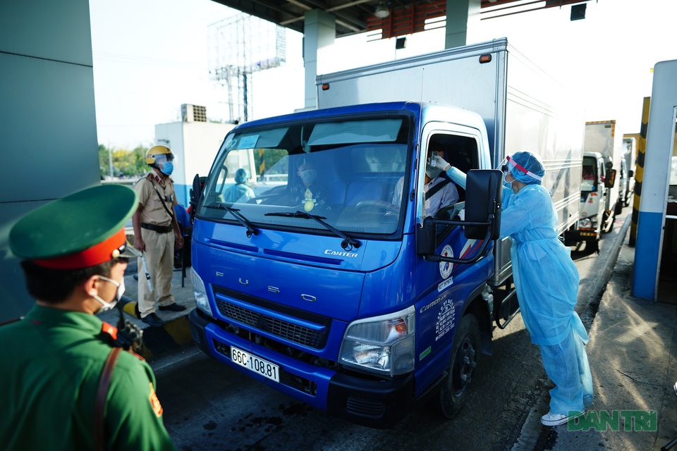 Một ngày ở trạm kiểm dịch Covid-19 nơi cửa ngõ TPHCM - 4