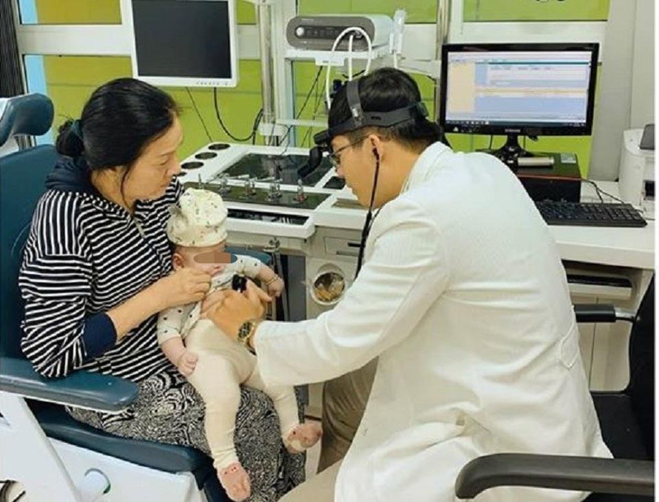 Người nhà móc mảnh thủy tinh trong miệng, bé 8 tháng tuổi lâm nguy - 3 Người nhà móc mảnh thủy tinh trong miệng, bé 8 tháng tuổi lâm nguy - 3