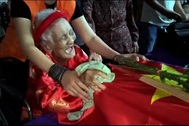 Mẹ 104 tuổi nghẹn ngào đón con trai liệt sĩ trở về sau 45 năm