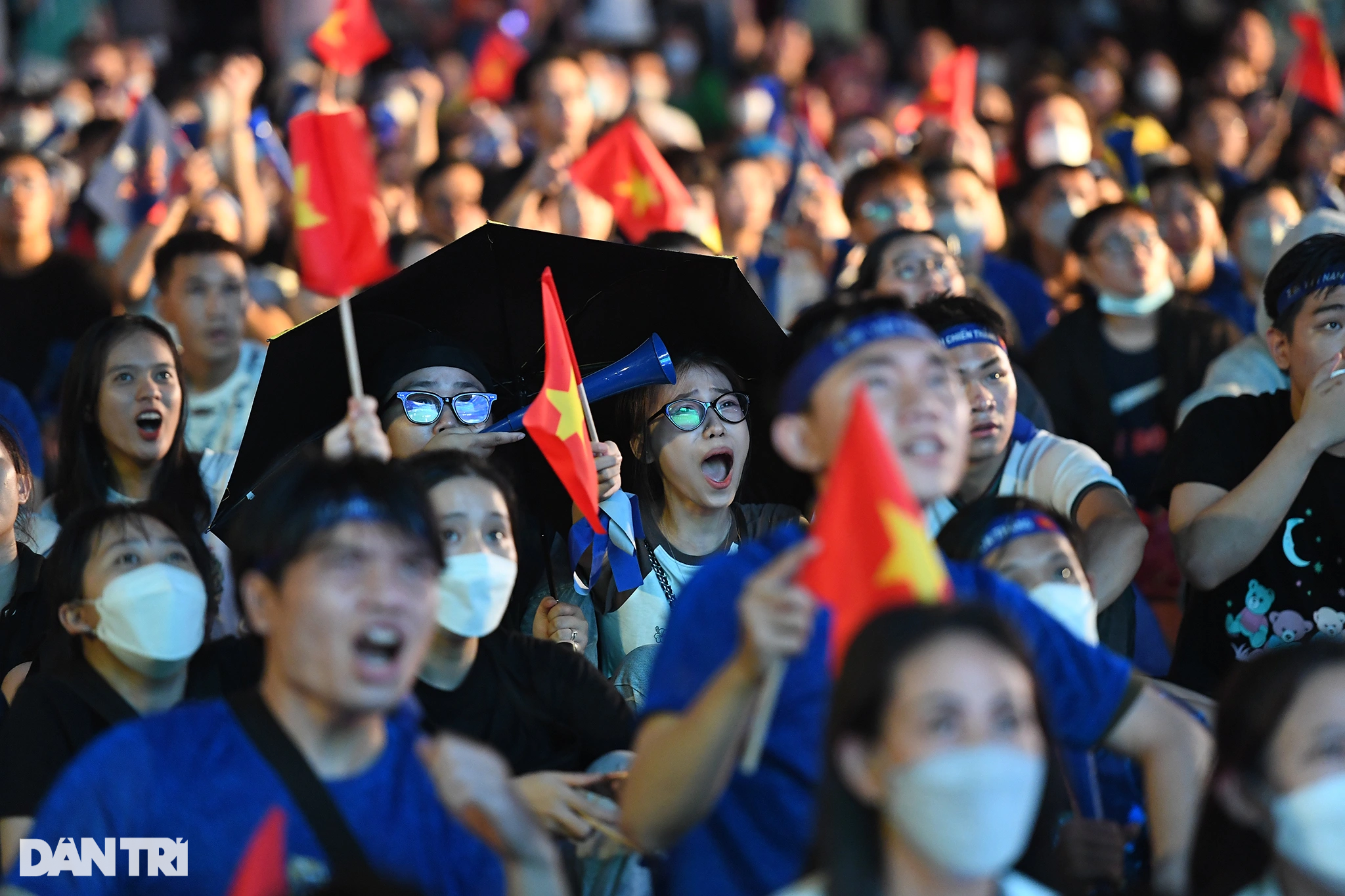 Hàng nghìn cổ động viên TPHCM đội mưa ăn mừng chiến thắng của U23 Việt Nam - 14 Hàng nghìn cổ động viên TPHCM đội mưa ăn mừng chiến thắng của U23 Việt Nam - 14