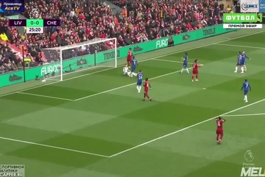 Pha dứt điểm của Henderson  khiến thủ thành Chelsea đứng nhìn