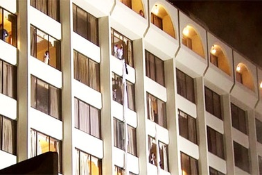 Khách sạn 4 sao cháy dữ dội, thương vong rất lớn