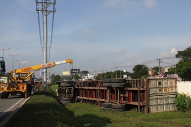 Thiếu bình tĩnh, tài xế container 2 lần gây sự cố giao thông