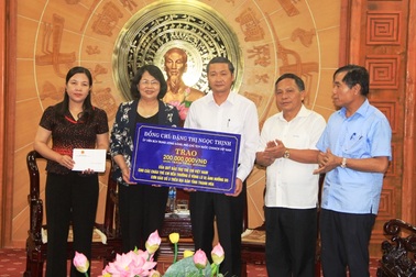 Phó Chủ tịch nước trao quà hỗ trợ đồng bào bị thiệt hại do mưa lũ