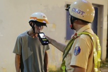 Tài xế uống cả thùng bia rồi lái xe, bị CSGT phạt 9 triệu đồng ở TPHCM