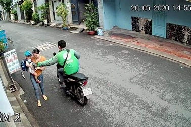 Tài xế GrabBike giật điện thoại trên tay người phụ nữ đang ẵm em bé