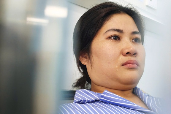 Nhân viên y tế nguy cơ tàn phế bật khóc: “Tôi sợ không còn sức lo cho con”