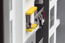 Thót tim cảnh 2 bé chơi đùa ngoài cửa sổ trên tầng 17 chung cư ở Malaysia