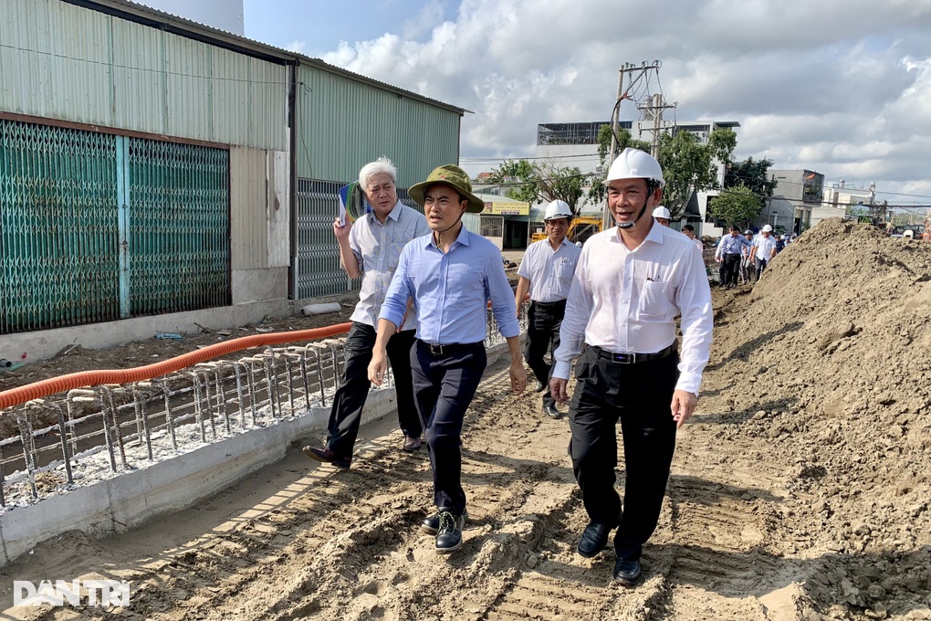 Phó Chủ tịch TPHCM thị sát hàng loạt các công trình giao thông trọng điểm - 1 Phó Chủ tịch TPHCM thị sát hàng loạt các công trình giao thông trọng điểm - 1