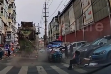 Khoảnh khắc lốp xe bồn phát nổ, suýt thổi bay người bán hàng rong