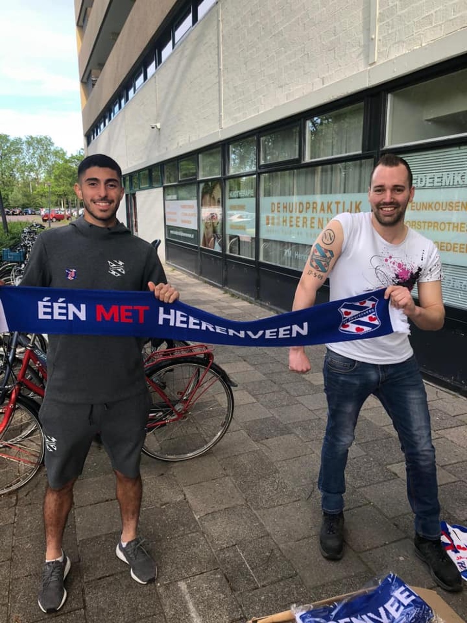 Văn Hậu rạng rỡ bên cạnh các cổ động viên Heerenveen - 10 Văn Hậu rạng rỡ bên cạnh các cổ động viên Heerenveen - 10