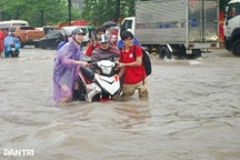 Hà Nội ngập nặng, trường học phải nhờ xe quân đội đón học sinh