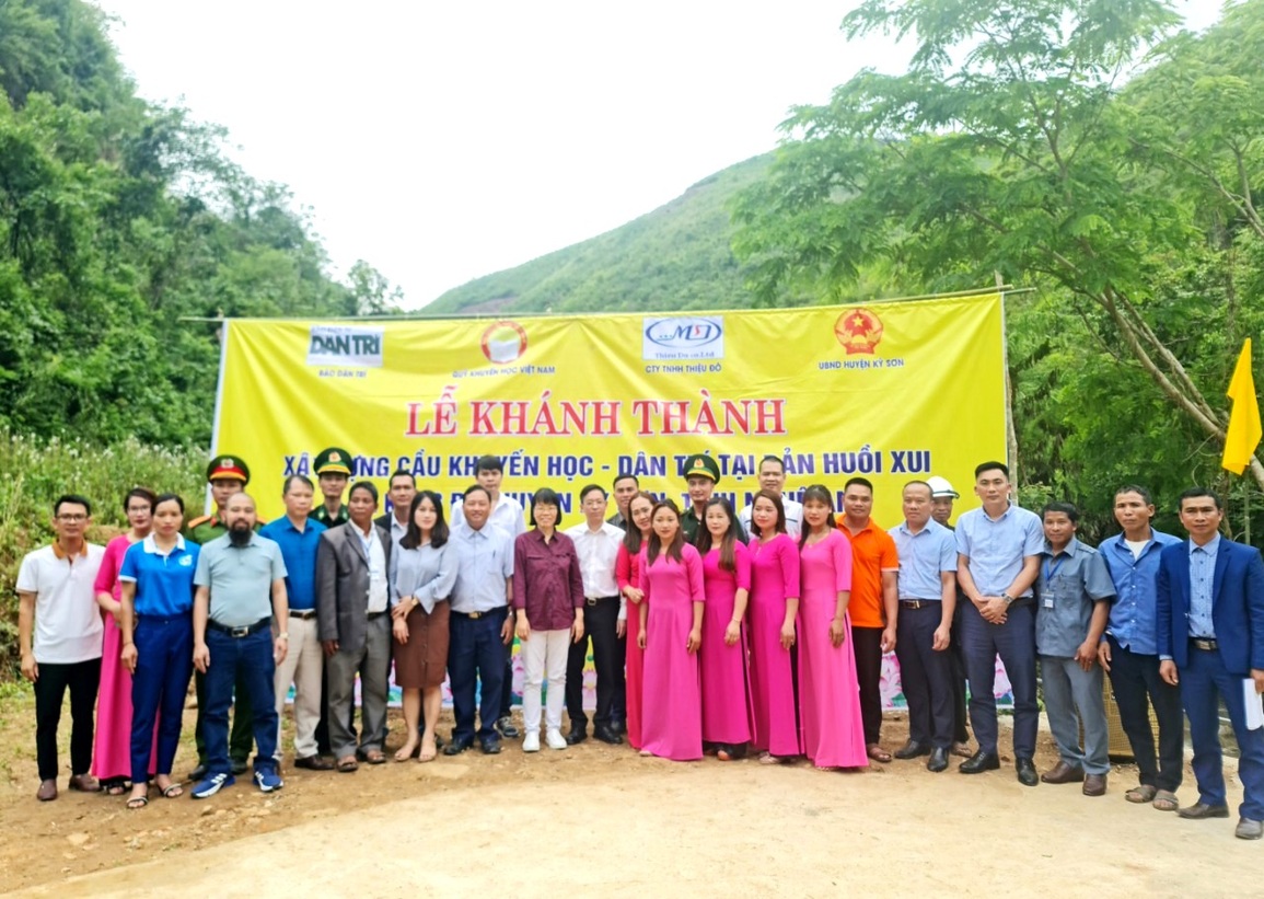 Ngập tràn niềm vui ngày khánh thành cầu Khuyến học và Dân trí nơi biên giới - 15 Ngập tràn niềm vui ngày khánh thành cầu Khuyến học và Dân trí nơi biên giới - 15