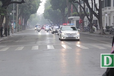 Đoàn xe hộ tống Tổng thống Mỹ đi qua tuyến phố Tràng Tiền - Hàng Khay