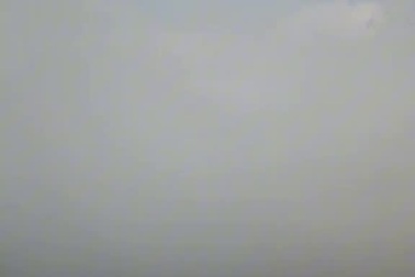 Công nhân vệ sinh đốt rác, khói bay mù mịt che toàn bộ tầm nhìn tài xế