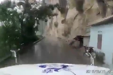 Xe tải nhỏ mất phanh khi đổ dốc, lao thẳng vào đầu container