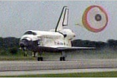 Tàu vũ trụ Discovery hạ cánh an toàn