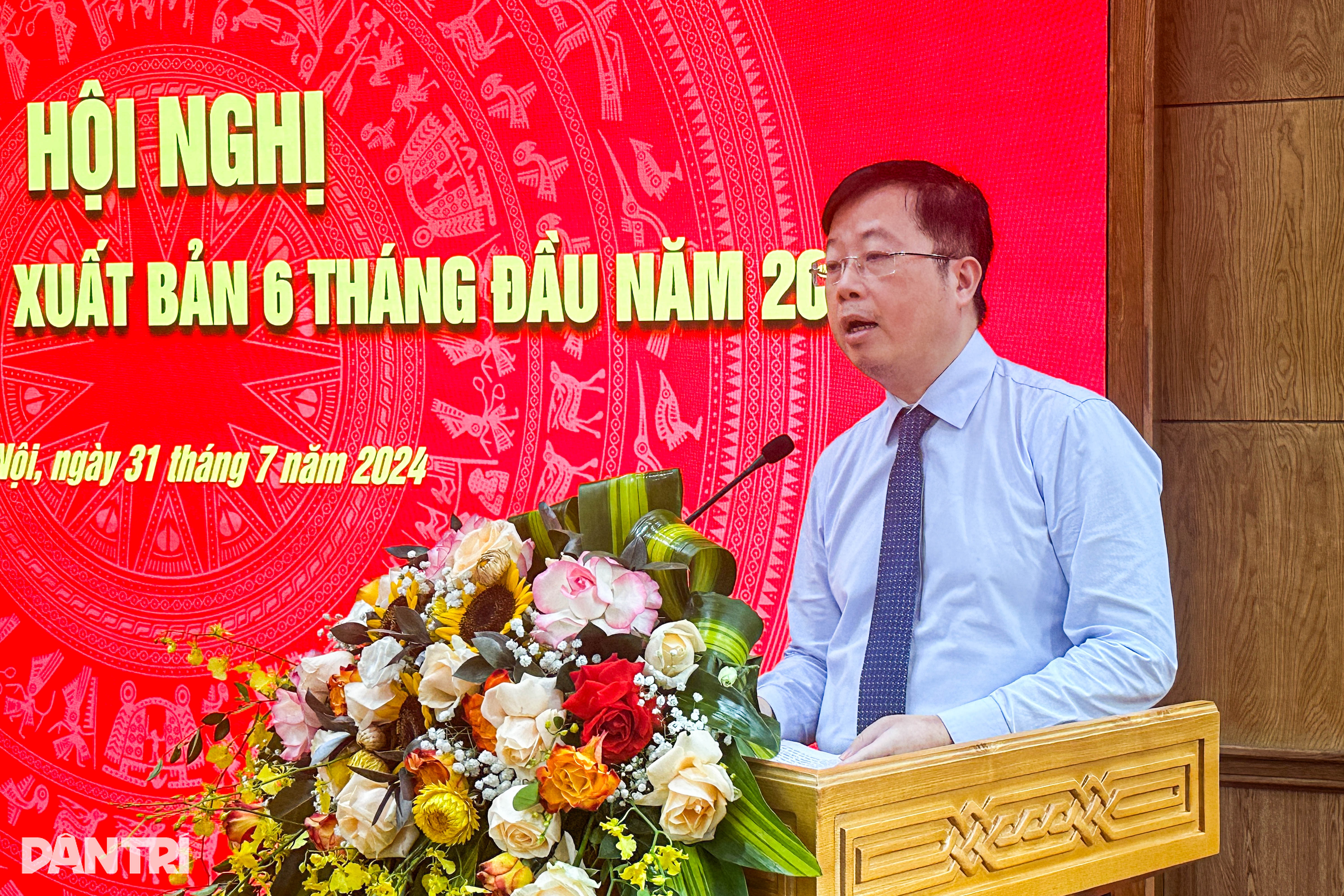 អនុរដ្ឋមន្ត្រីក្រសួងព័ត៌មាន និងសារគមនាគមន៍៖ សៀវភៅក្រាស់ៗនឹងដាក់តាំងបង្ហាញខ្ពស់ ហើយកម្របានប៉ះ - ១ Thứ trưởng Bộ TTTT: Sách dày sẽ bày trên cao, ít khi sờ vào - 1