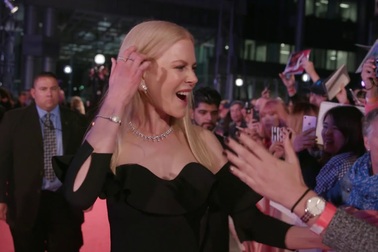 Nicole Kidman thân thiện với fans