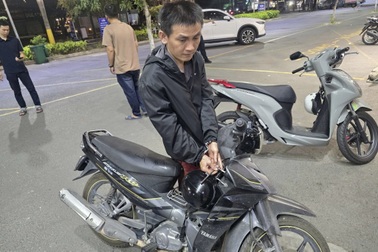 Gã công nhân có 4 tiền án trộm cắp, bẻ khóa xe máy trước siêu thị ở TPHCM