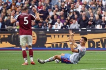 HLV Solskjaer: "Tôi hy vọng không có tiền lệ từ chối phạt đền với Ronaldo"