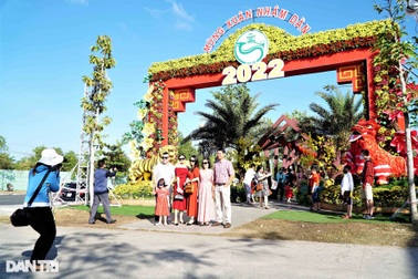 Mùng một Tết người dân Tây Đô nô nức du xuân, lễ chùa