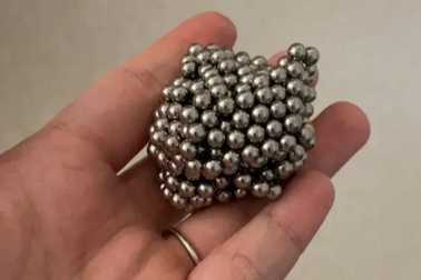 Mong có "siêu năng lực", cậu bé nuốt... 54 viên nam châm