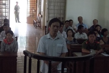 Một thầy giáo tiểu học lừa chạy án