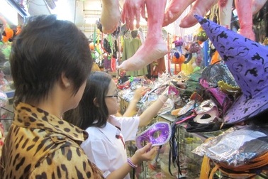 Giới trẻ Sài thành sôi động chọn đồ ma quái cho đêm Halloween