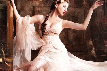 Thục Quyên mang áo tứ thân thi Hoa hậu Siêu quốc gia