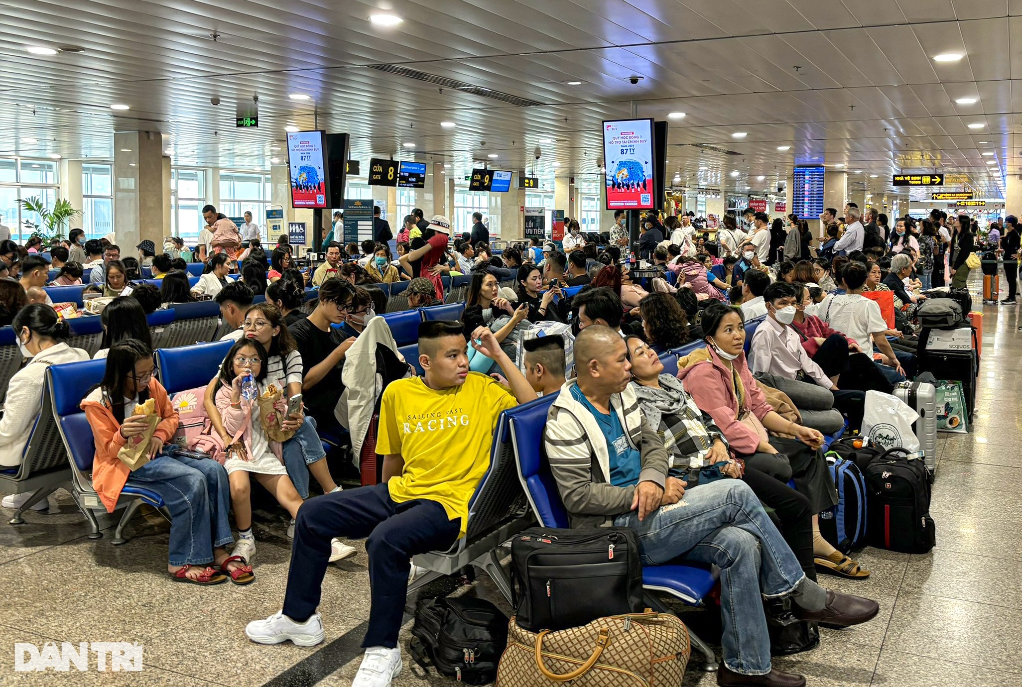 Người dân về quê ăn Tết sớm, sân bay Tân Sơn Nhất, cửa ngõ TPHCM kẹt cứng - 16