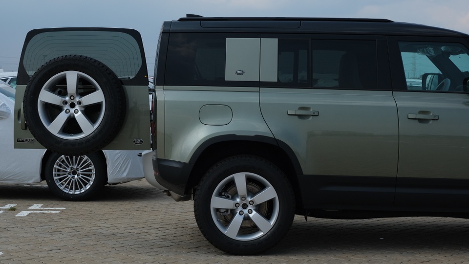 Land Rover Defender thế hệ mới xuất hiện tại Việt Nam - 4 Land Rover Defender thế hệ mới xuất hiện tại Việt Nam - 4