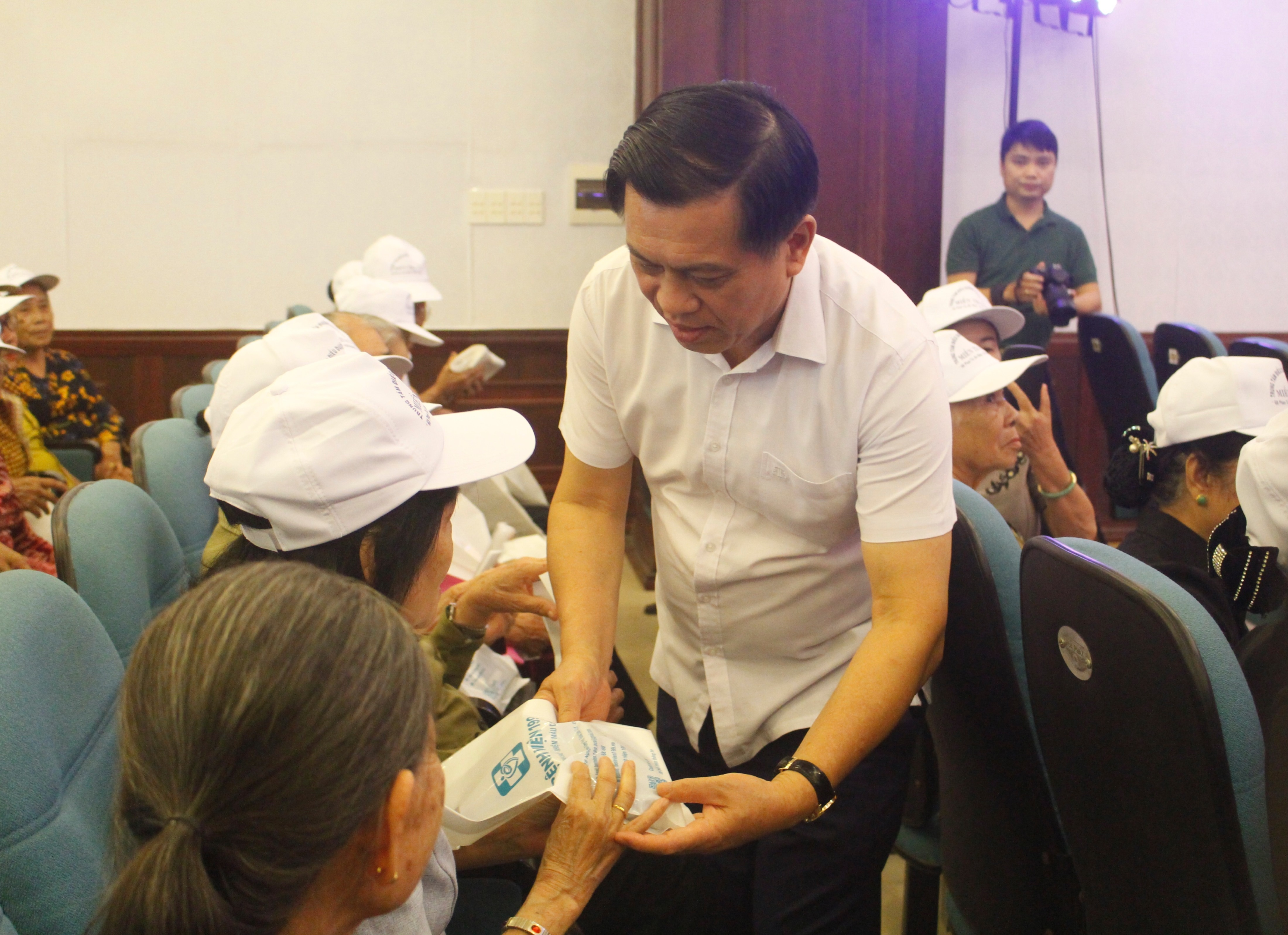 Thứ trưởng Nguyễn Bá Hoan thăm, tặng quà người có công tại Đà Nẵng - 4