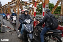 Tránh đường cấm, hàng trăm phương tiện đi ngược chiều ùn tắc cầu Long Biên